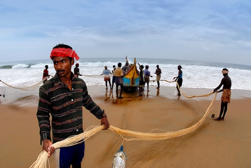 Immagine con mare, rete, pescatori, spiaggia, pesca, sabbia, barca, uomo, onde