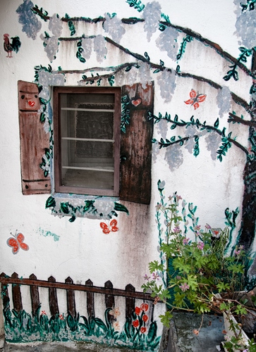 Immagine con finestra, murales, staccionata, rami, farfalle, pianta, imposte, albero, fiori, dipinto