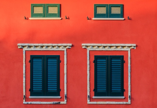 Immagine con finestre, verde, rosso, persiane, quattro, blu, muro, geometrie, ante, bianco, cornice, cornici