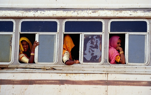 Immagine con donne, tre, finestrini, autobus, colori, treno, finestre, persone, bracciali