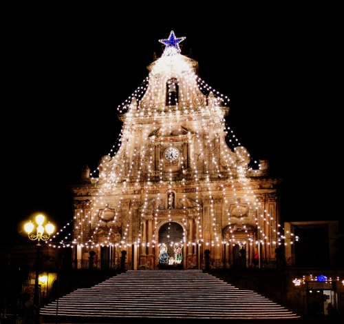 Immagine con chiesa, natale, luci, stella, albero, scale, scalinata