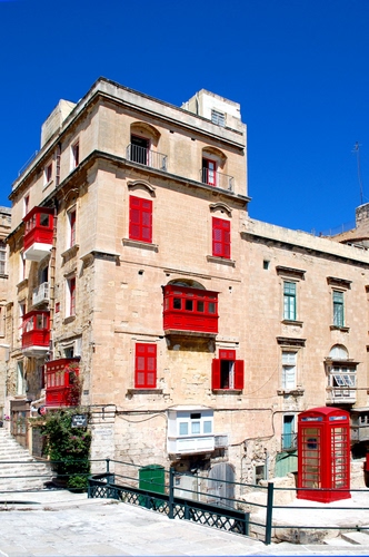 Immagine con rosso, cabina, finestre, palazzo, telefono, scorcio, palazzi