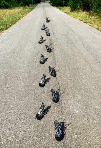 Immagine con strada, scarpe, asfalto, erba, verde, fila, undici, sandali, prato, prospettiva