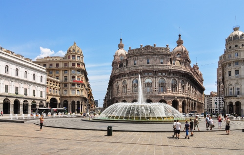Immagine con fontana, piazza, palazzi, acqua, persone, genova, portici