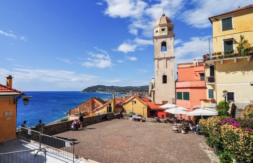 Immagine con mare, piazza, campanile, case, nuvole, cielo, acqua, borgo, fiori