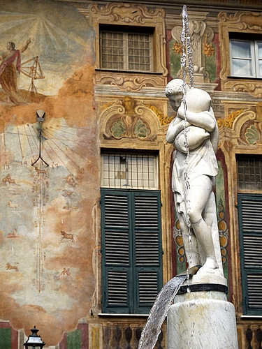 Immagine con statua, finestre, fontana, acqua, meridiana, persiane, affreschi, zampillo, scultura, bianco, piedistallo, decorazioni