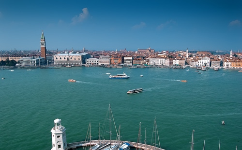 Immagine con venezia, campanile, mare, faro, barche, acqua, panorama, cielo, città, laguna, canale, nuvole, imbarcazioni, paesaggio, scie, palazzi
