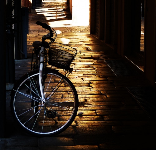 Immagine con bicicletta, ruota, strada, controluce, cestino, vicolo, raggi, ombra, luce, riflesso