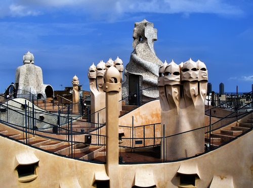 Immagine con comignoli, cielo, scale, tetto, azzurro, tetti, barcellona