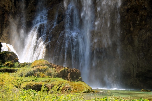Immagine con cascata, acqua, erba, verde, rocce, spruzzi, piante, natura, fiume, prato, muschio, torrente, cascate, montagna, luce