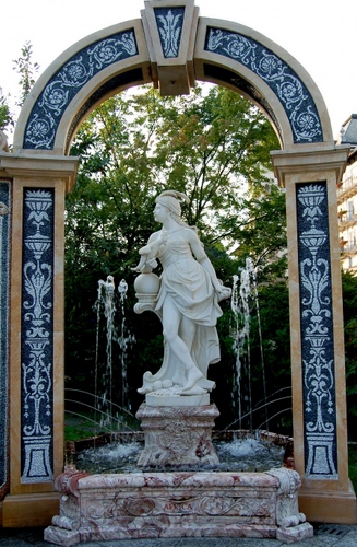 Immagine con fontana, acqua, statua, arco, marmo, bianco, alberi, parco, scultura, donna, giardino, cornice, verde, disegni, vasca, zampilli, albero, piante