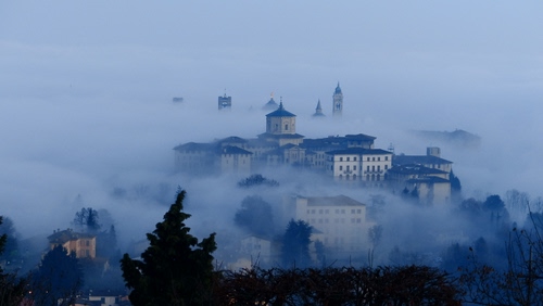 Immagine con nebbia, paesaggio, case, campanili, città, campanile, alberi, collina, borgo, paese, panorama, albero, palazzi, chiesa