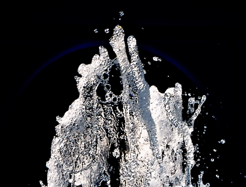 Immagine con acqua, nero, bianco, gocce, schiuma, spruzzi, spruzzo, zampillo