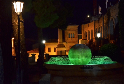 Immagine con fontana, notte, verde, lampioni, lampione, notturno, zampilli, sfera, palla