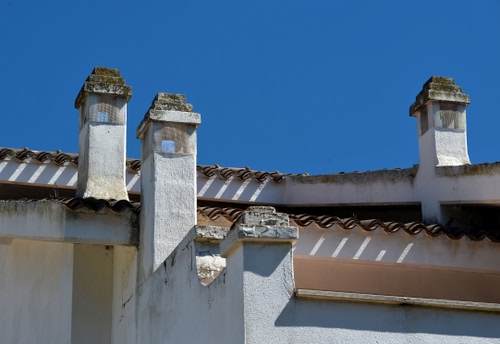 Immagine con comignoli, azzurro, cielo, tetto, tegole, bianco, tetti, tre, quattro