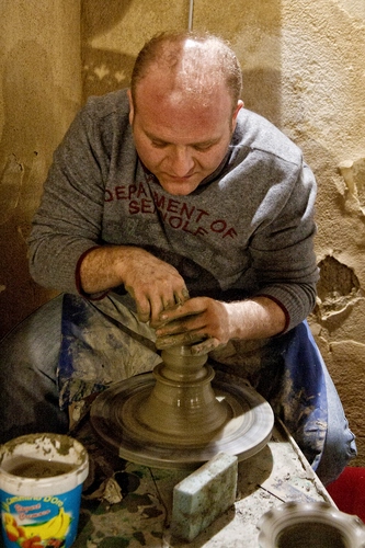 Immagine con mani, artigiano, argilla, uomo, tornio, vaso, artigianato, lavoro, marrone, vasaio