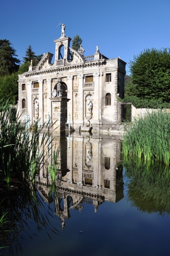 Immagine con riflesso, acqua, piante, verde, lago, statue, fiume, villa, alberi, blu, cielo, finestre, fontana, erba, canne, monumento