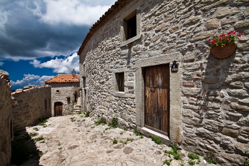 Immagine con nuvole, porta, cielo, finestre, vicolo, fiori, lampione, tegole, casa, paese, muro, pietre, porte, tetto, pietra, scorcio, case