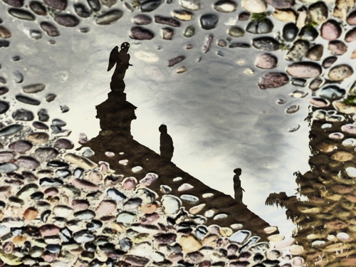 Immagine con acqua, riflesso, statue, pozzanghera, angelo, sassi, strada