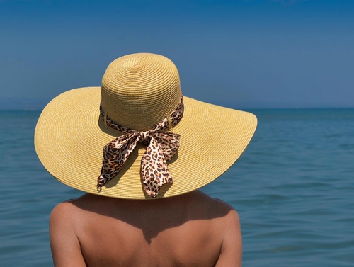 Immagine con mare, cappello, fiocco, spalle, donna, nastro, schiena, paglia, acqua, cielo