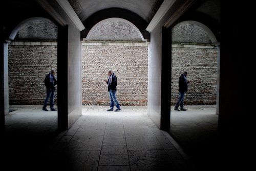 Immagine con tre, muro, archi, arco, uomo, portico, riflesso, uomini, riflessi