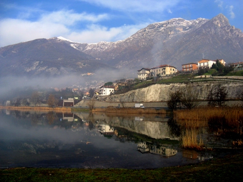 Immagine con riflesso, montagne, acqua, nuvole, montagna, lago, cielo, case, nebbia, paese