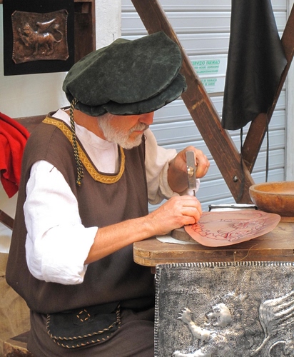 Immagine con artigiano, cappello, uomo, mani, martello, incisore, barba, artigianato, costume, rame, medioevo, leone, artista