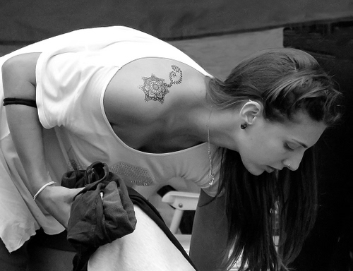 Immagine con tatuaggio, donna, capelli, bianconero, ragazza, spalla, ritratto, orecchino, bianco