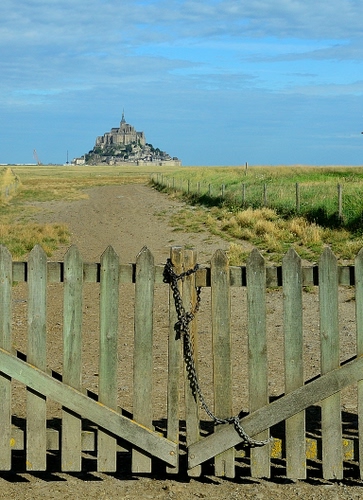 Immagine con catena, cancello, legno, erba, castello, prato, cielo, chiesa