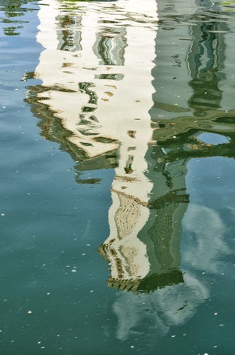 Immagine con acqua, chiesa, riflesso, campanile, finestre, nuvole