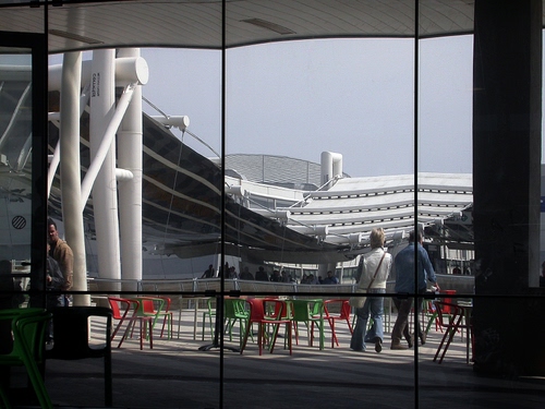 Immagine con sedie, riflesso, persone, verde, rosso, specchio, passanti, vetro, bianco, specchi, tavolini, vetrata, colonne, riflessi, architettura