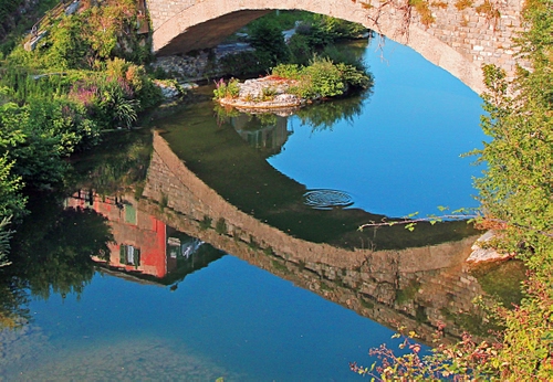 Immagine con ponte, riflesso, acqua, fiume, casa, verde, arco