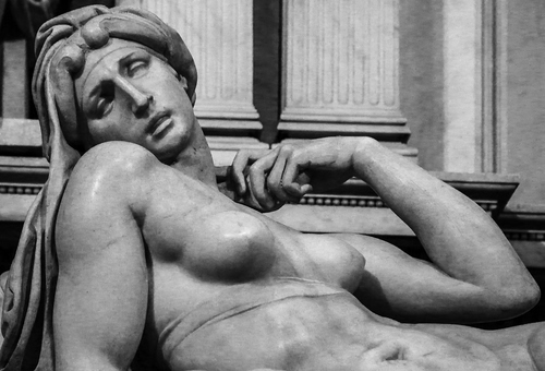 Immagine con donna, statua, seno, marmo, bianconero, mano, braccio, nudo, scultura, viso, seni, bocca, naso, occhi, capelli, colonne