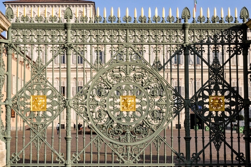 Immagine con cancello, oro, ferro, palazzo, punte, verde, rombi, cielo, lance