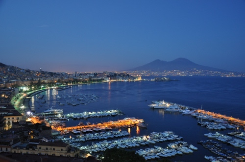 Immagine con porto, mare, napoli, barche, vesuvio, panorama, golfo, sera, notturno