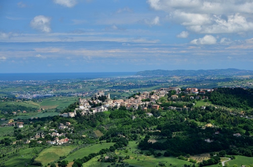 Immagine con panorama, cielo, verde, paesaggio, borgo, nuvole, paese, città, alberi, colline, case