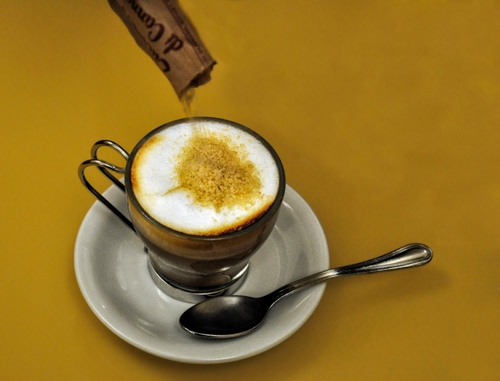 Immagine con cucchiaino, caffè, tazzina, zucchero, piattino, schiuma, canna