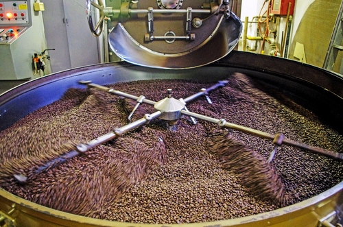 Immagine con caffè, chicchi, macchina, tostatura, grani, tostare, macchinario, marrone, torrefazione, pale, industria