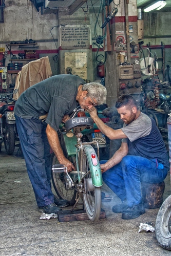 Immagine con bicicletta, officina, meccanici, ruote, artigiani, due, motorino, uomini, meccanico