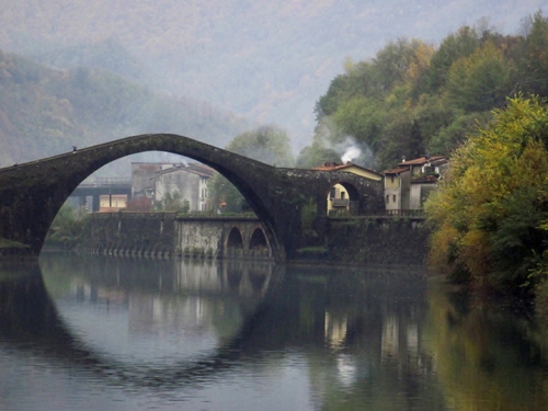 Immagine con fiume, ponte, arco, riflesso, alberi, acqua, diavolo