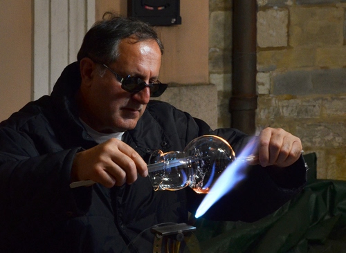 Immagine con vetro, artigiano, occhiali, fiamma, mani, uomo, fuoco, sfera