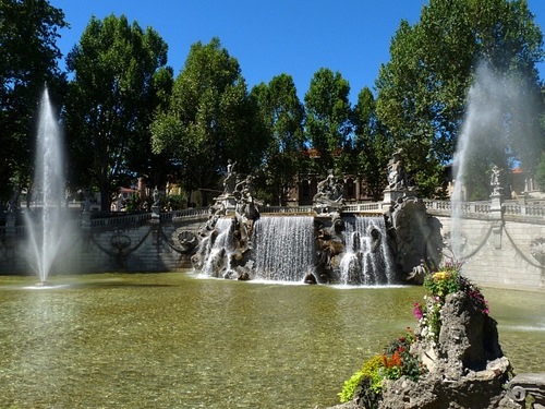 Immagine con fontana, acqua, statue, alberi, zampilli, spruzzi, fiori, cascata