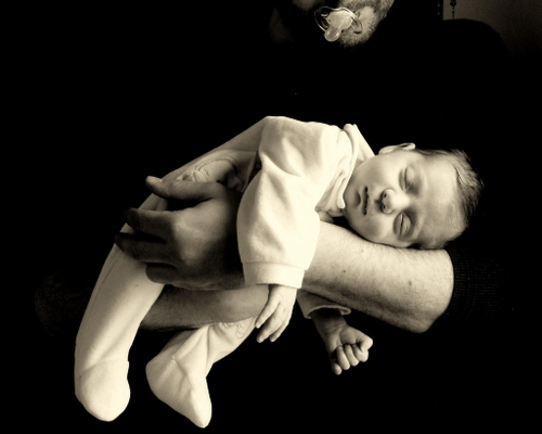 Immagine con bambino, neonato, bianconero, braccio, nero, mani, dormire, ciuccio, bimbo, papà, bianco