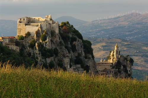 Immagine con castello, roccia, campanile, montagna, erba, prato, ruderi, rocca, rocce, rudere, panorama, fortezza