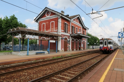 Immagine con binari, stazione, treno, panchina, rosso, due, ferrovia, rotaie