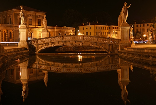 Immagine con ponte, statue, luci, acqua, palazzi, notturno, riflesso, riflessi, notte, case, fiume, finestre, padova, nero, lampioni, canale, sera