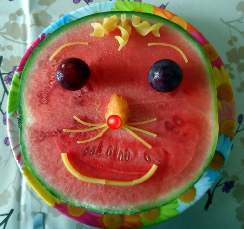 Immagine con pasta, rosso, cocomero, anguria, frutta, uva, baffi, occhi, piatto, gatto, bocca, cibo, faccia, viso