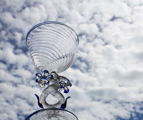 Immagine con nuvole, bicchiere, vetro, cielo, calice, coppa, cristallo, fiore, trasparenza, trasparente
