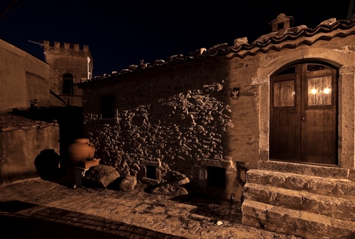 Immagine con porta, notte, gradini, vaso, notturno, scalini, casa, torre, scala