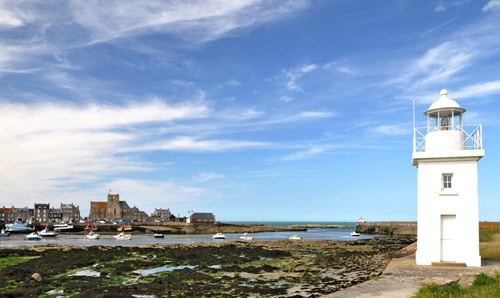 Immagine con faro, barche, mare, porto, cielo, nuvole, bianco